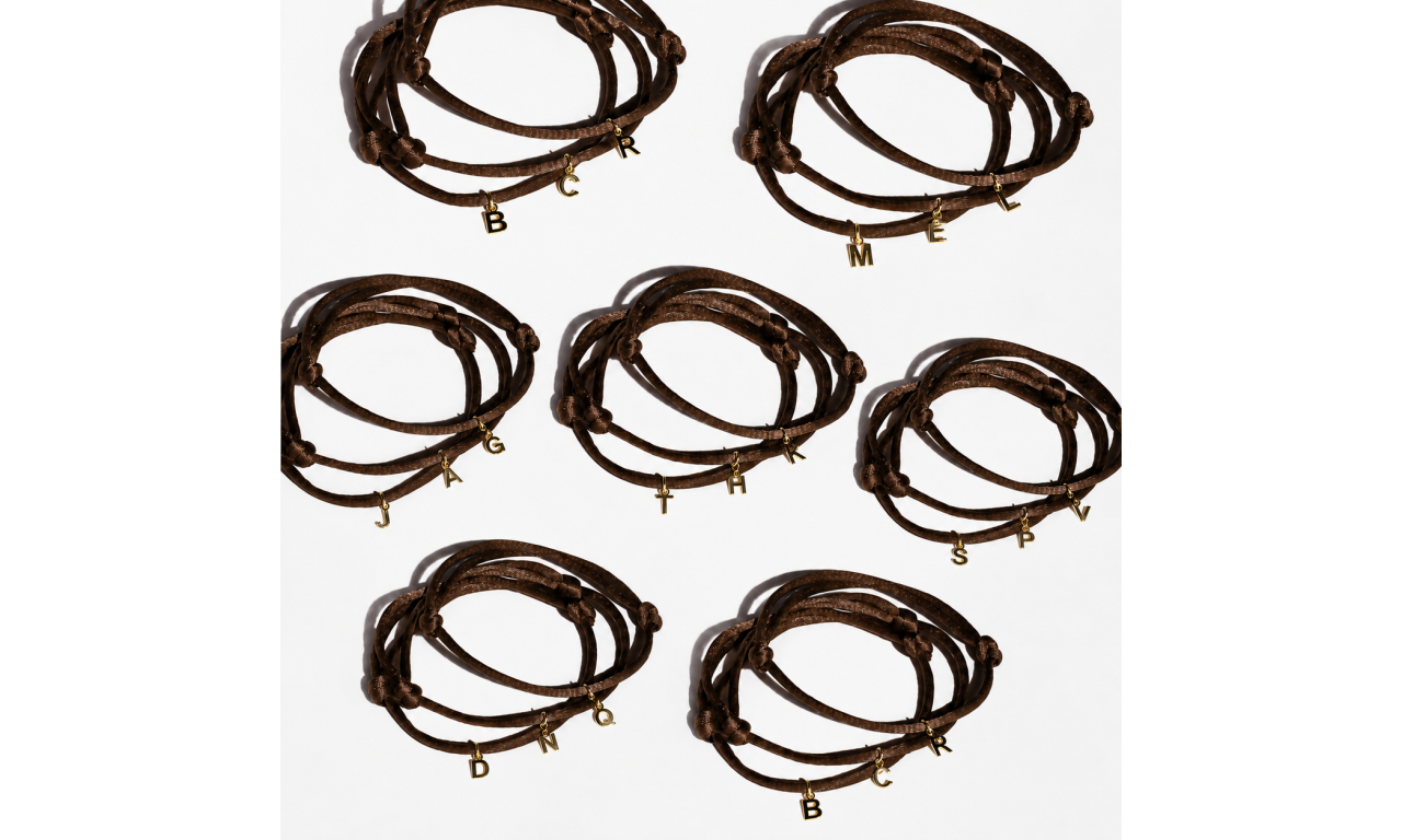 Pulseira Inicial Fio de Seda Banho de Ouro 18k.