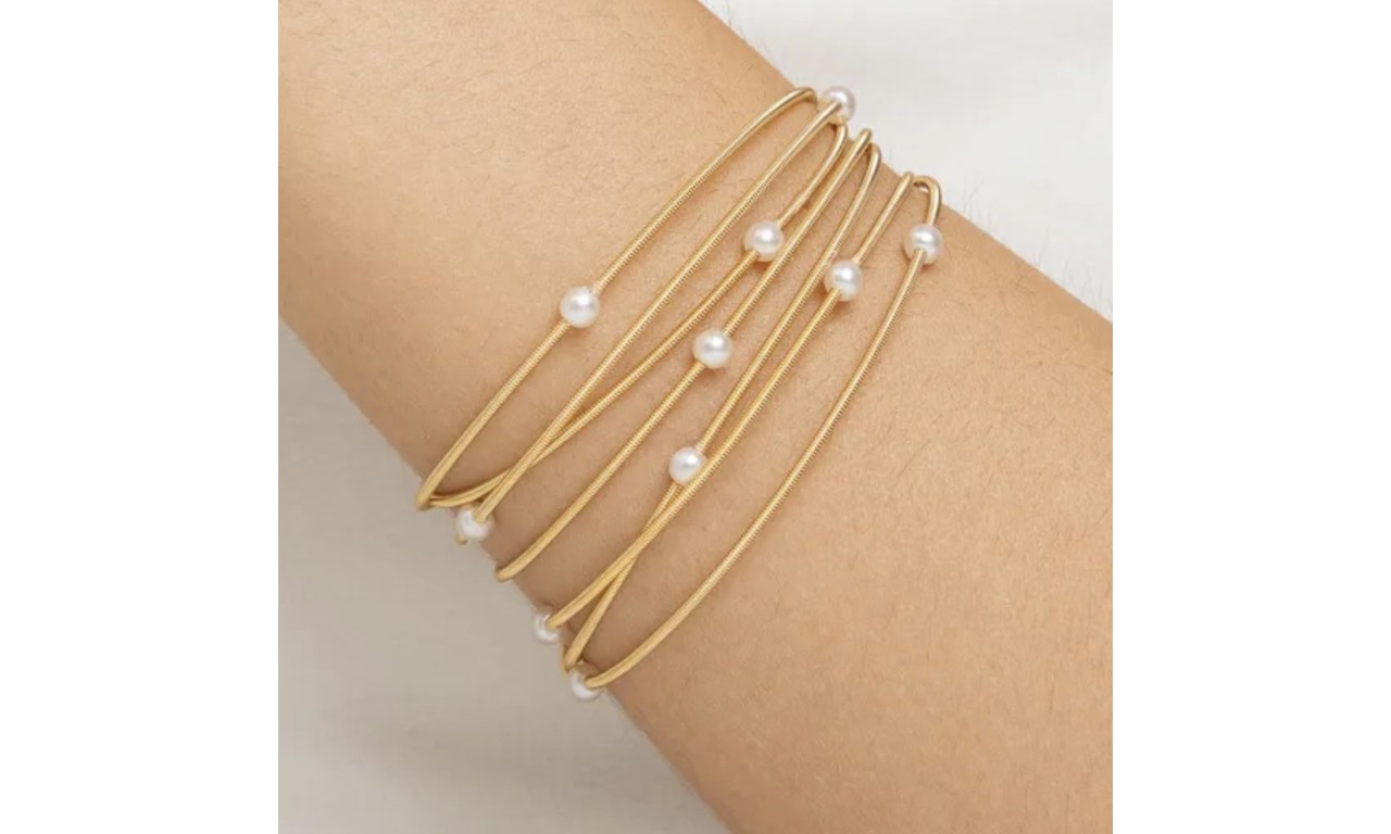 Pulseira Corda de Violão Pérolas Banho de Ouro 18k.
