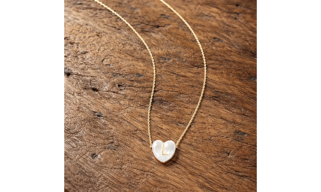 Colar Inicial Coração Madrepérola Banho de Ouro 18k.