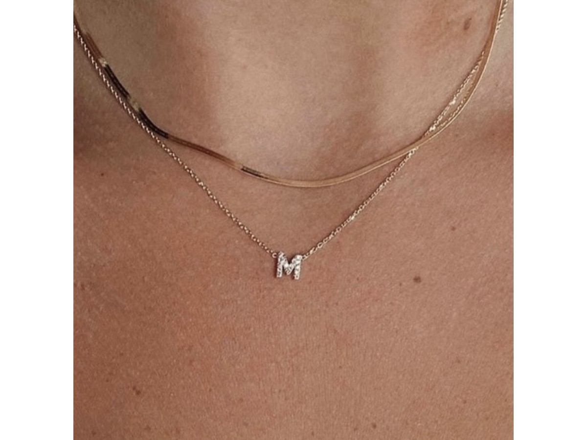 Colar Mini Letra Cravejada Banho de Ouro 18k ou Rodio Branco.