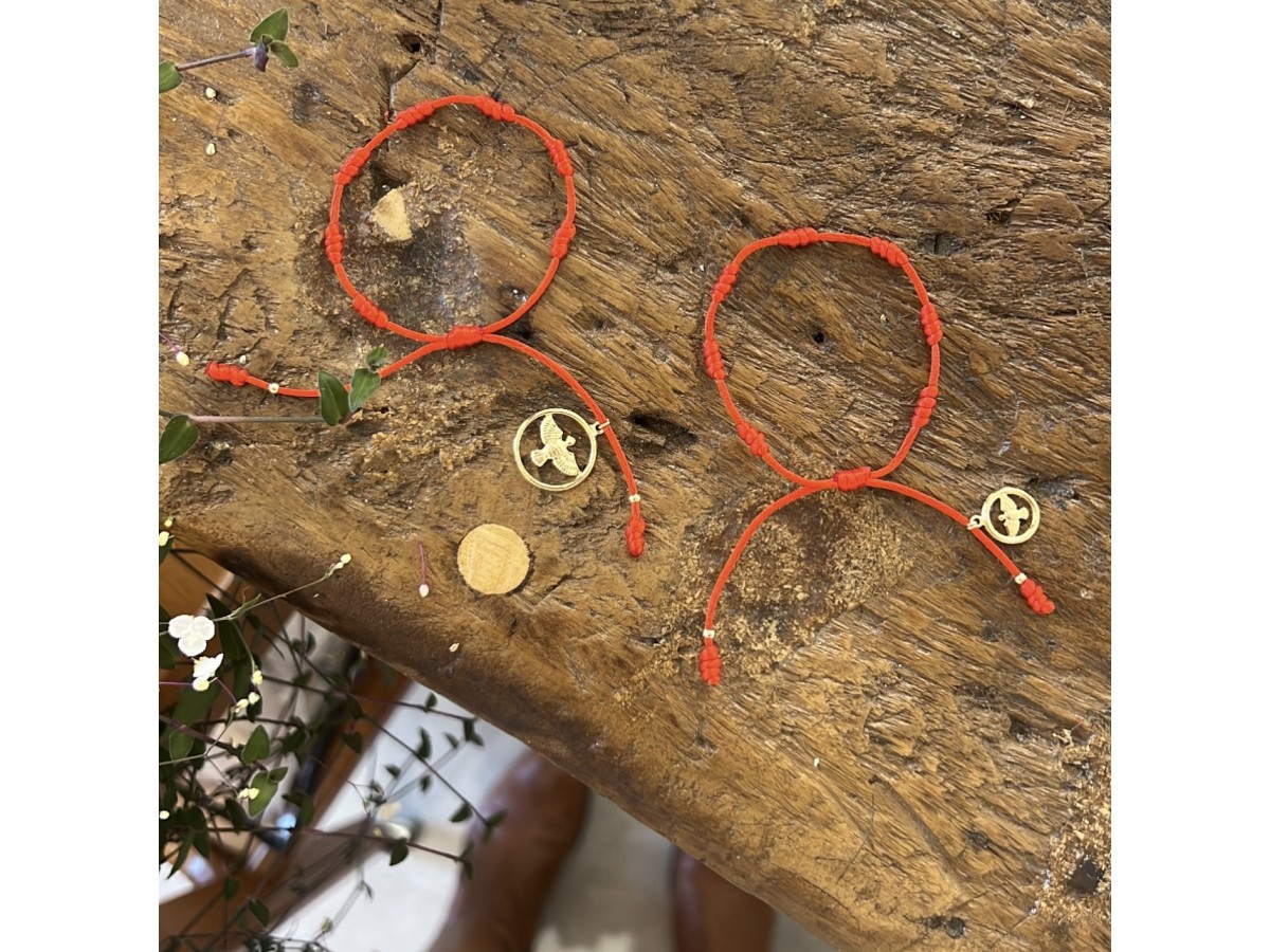 Pulseira Vermelha 7 Nós Espírito Santo Fio de Seda Banho de Ouro 18k.