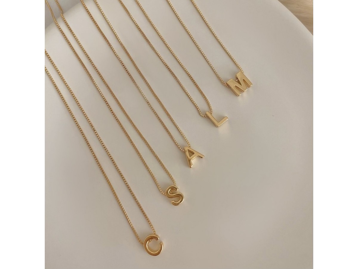 Colar Inicial Básico Banho de Ouro 18k.