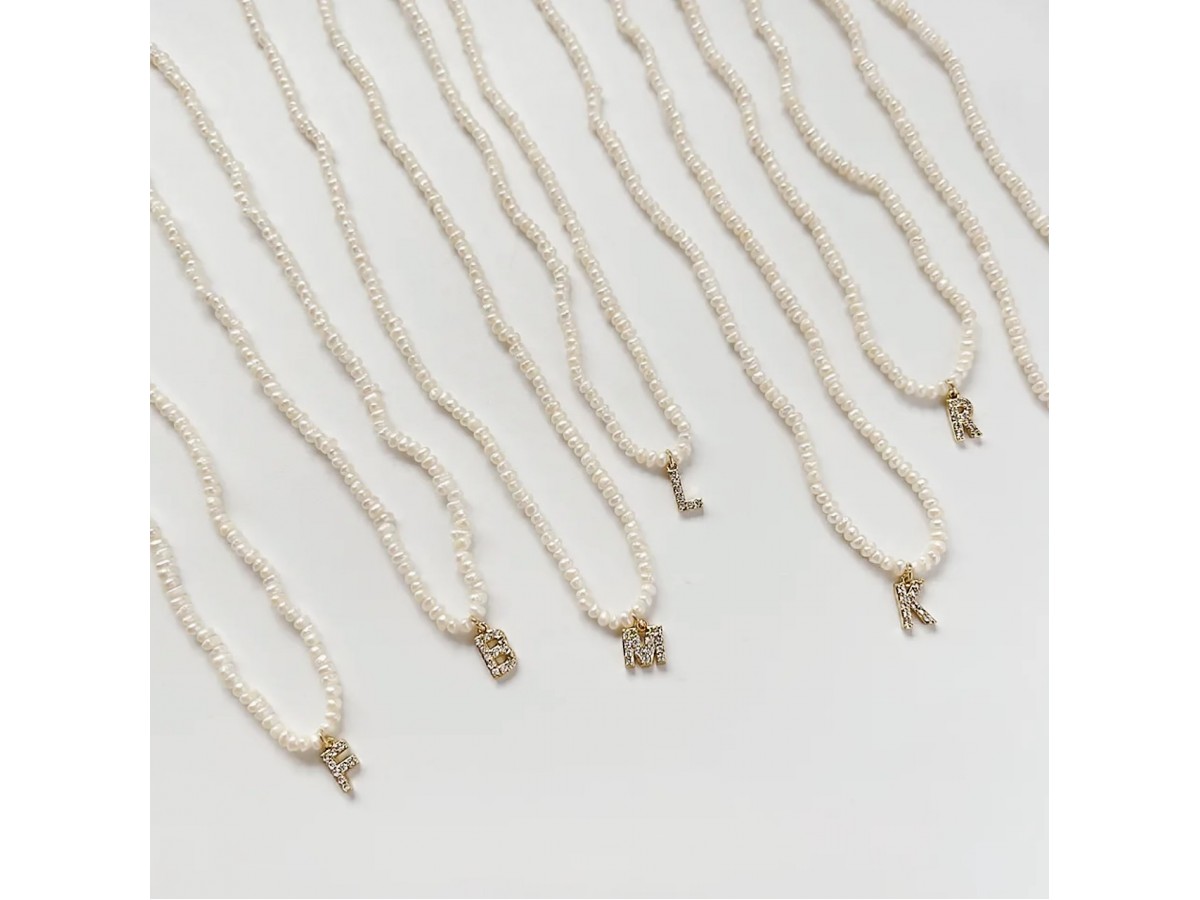 Colar Inicial Mini Pérola Banho de Ouro 18k.
