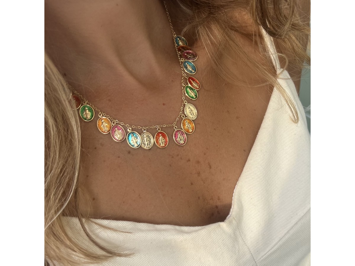 Colar Medalhas Coloridas Banho de Ouro 18k.
