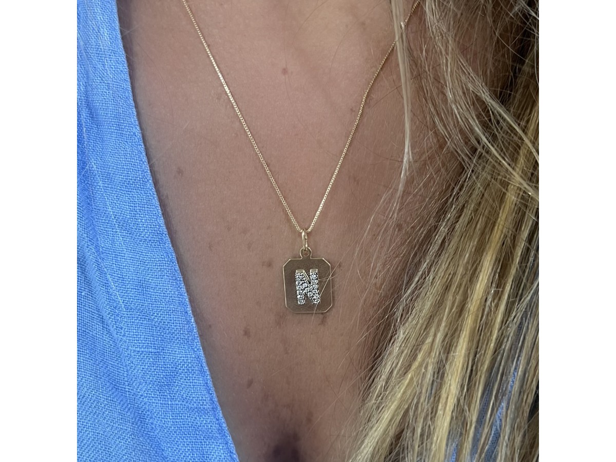 Colar Inicial Cravejado Plaquinha Banho de Ouro 18k.
