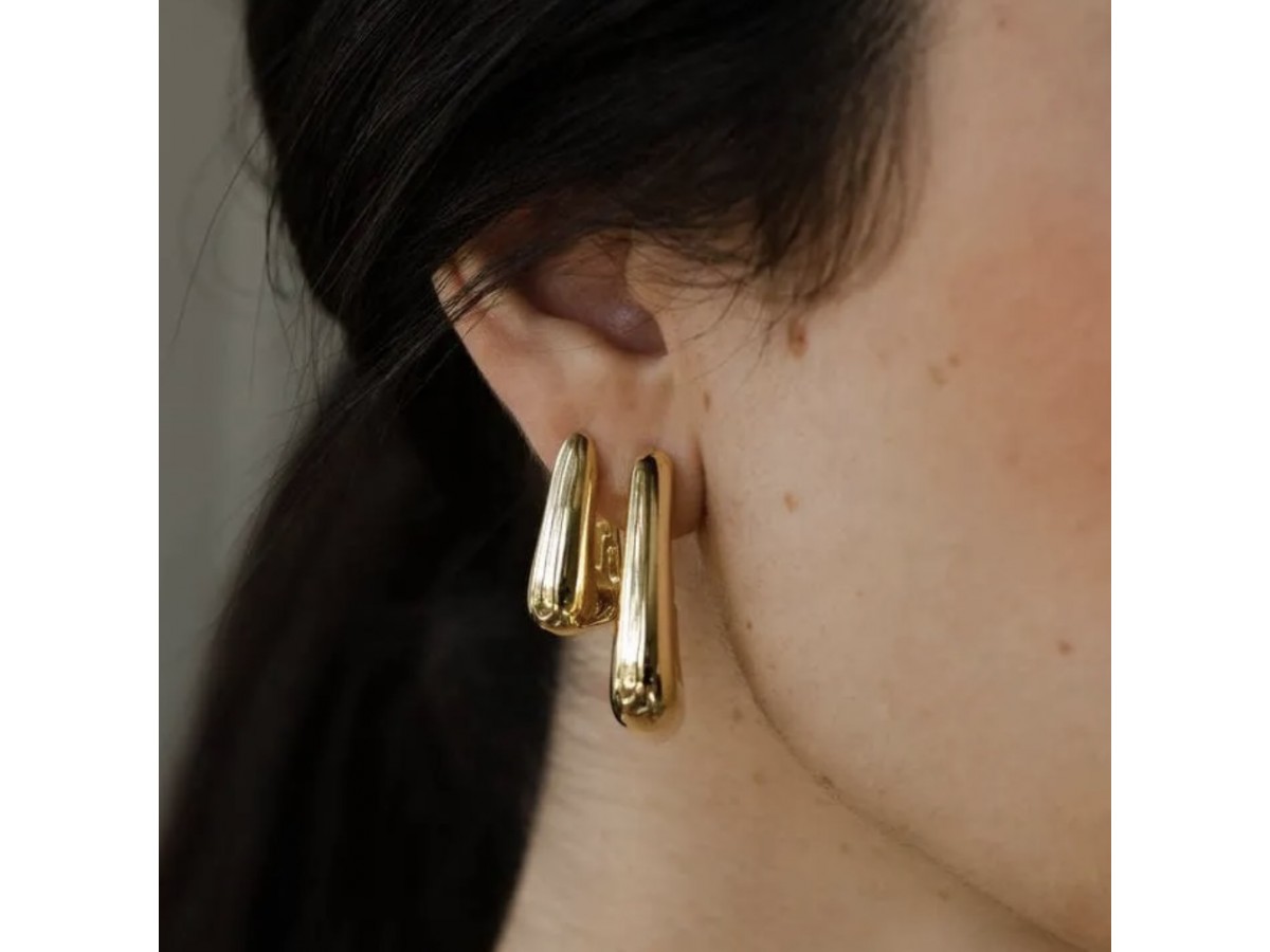 Brinco Argola Triângular Banho de Ouro 18k.