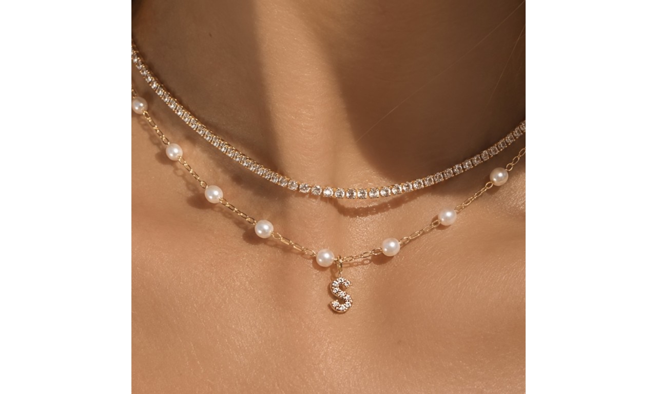Colar Inicial Cravejado Pérolas Banho de Ouro 18k.