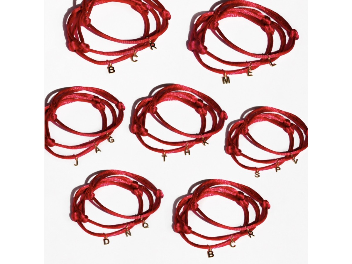 Pulseira Inicial Fio de Seda Banho de Ouro 18k.