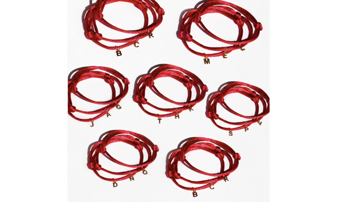 Pulseira Inicial Fio de Seda Banho de Ouro 18k.