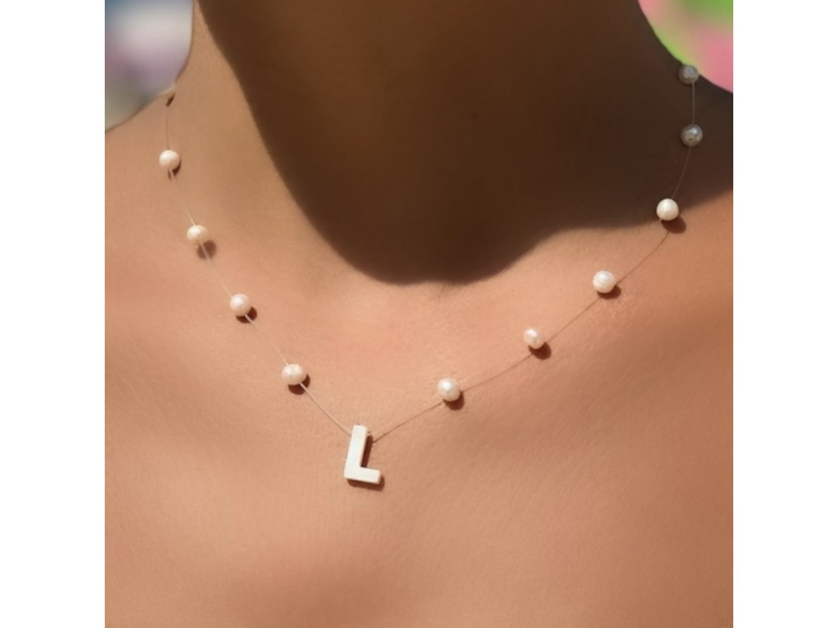 Colar Inicial Pérola Natural Fio de Nylon Banho de Ouro 18k.