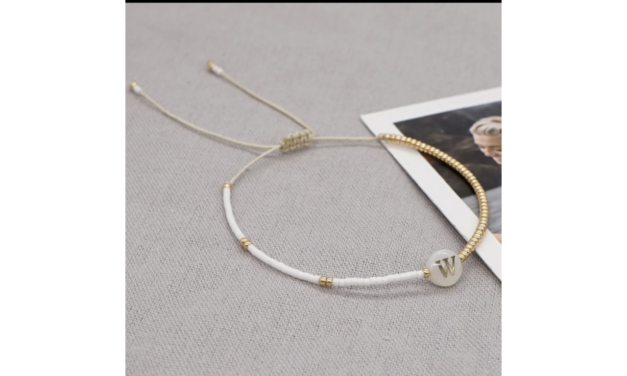 Pulseira Inicial Madrepérola Banho de Ouro 18k.