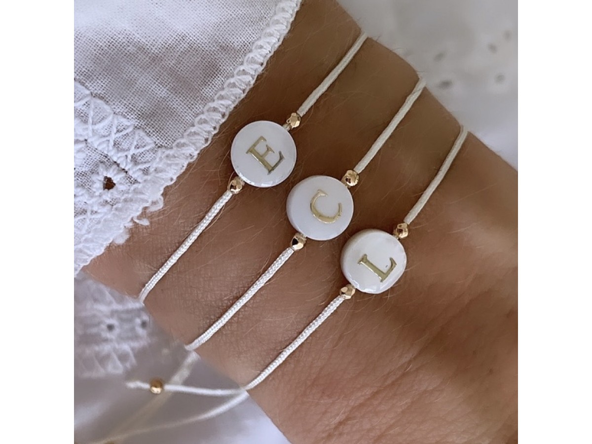 Pulseira Inicial Madrepérola Banho de Ouro 18k.