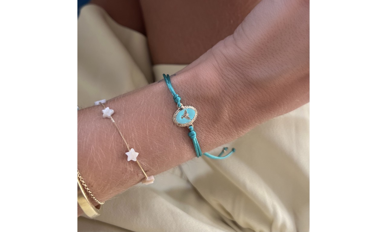 Pulseira Fio de Seda Espírito Santo Banho de Ouro 18k.