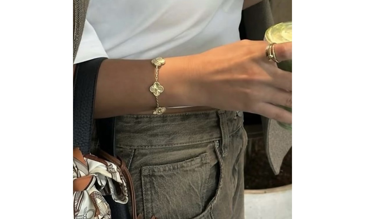 Pulseira Trevos Luxo Banho de Ouro 18k.