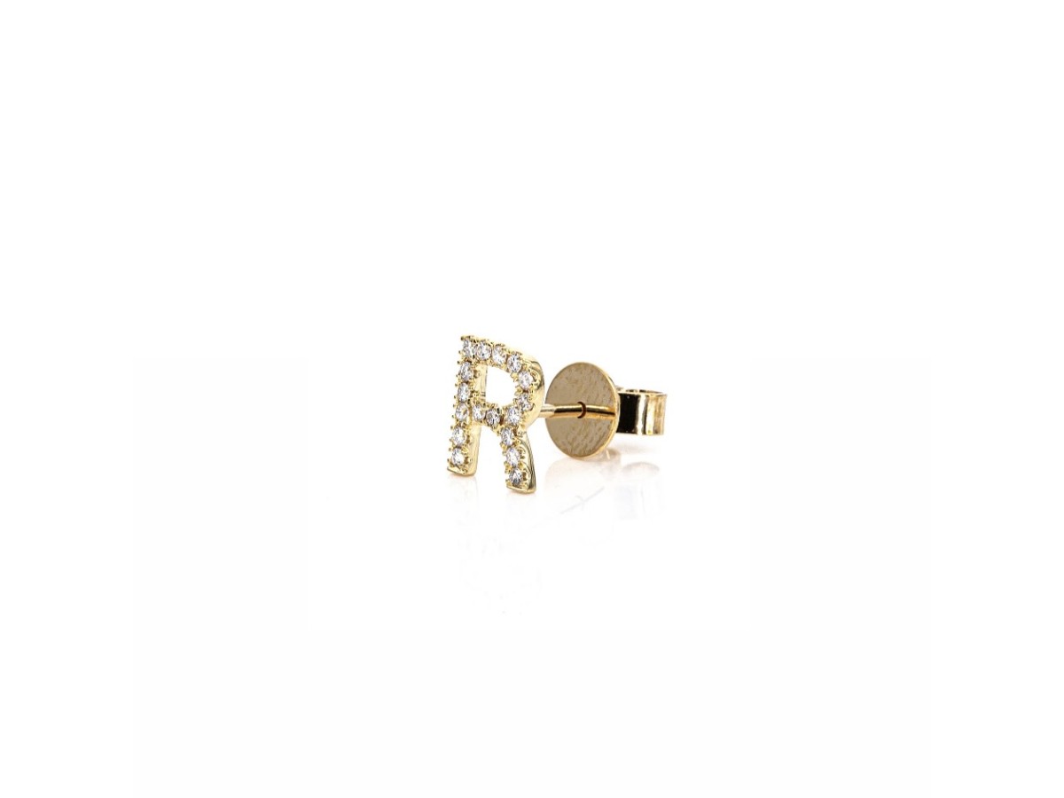 Brinco Letra Cravejada Banho de Ouro 18k.