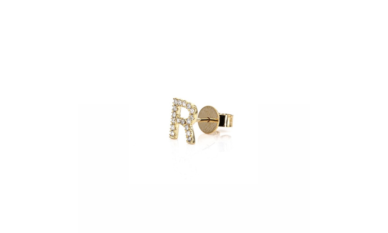 Brinco Letra Cravejada Banho de Ouro 18k.