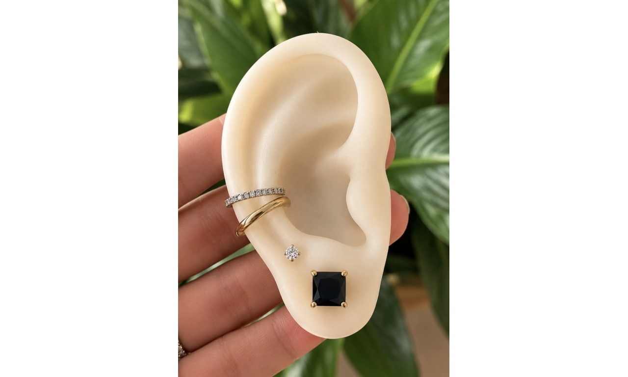 Brinco Quadradinho Negro Banho de Ouro 18k.