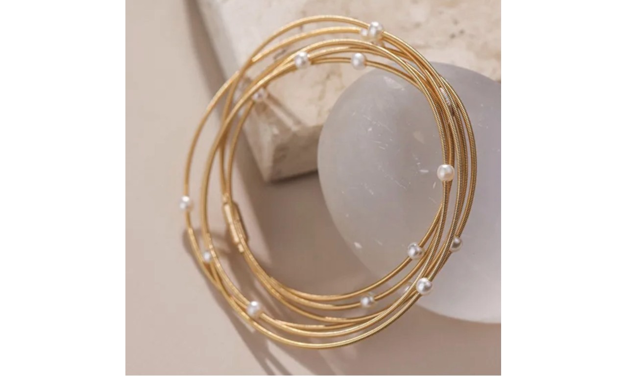 Pulseira Corda de Violão Pérolas Banho de Ouro 18k.