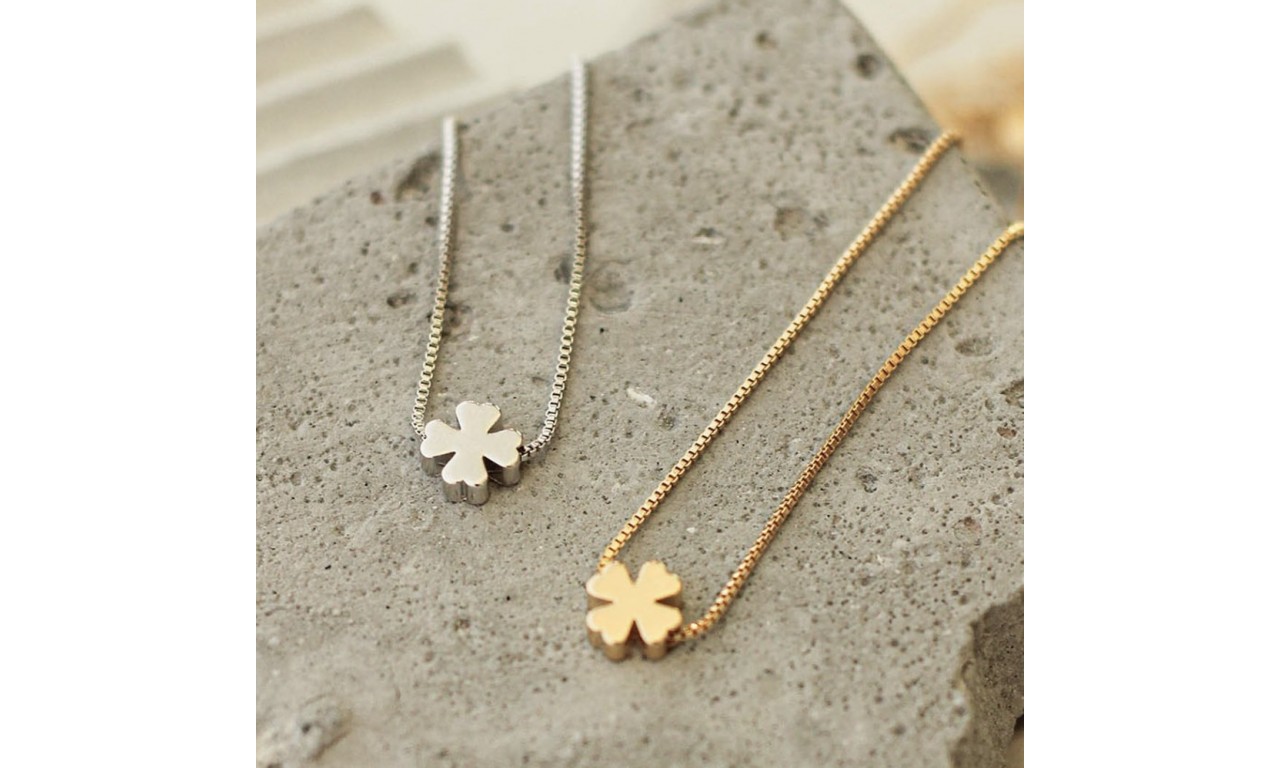 Colar Mini Trevo Banho de Ouro 18k ou Rodio Branco.