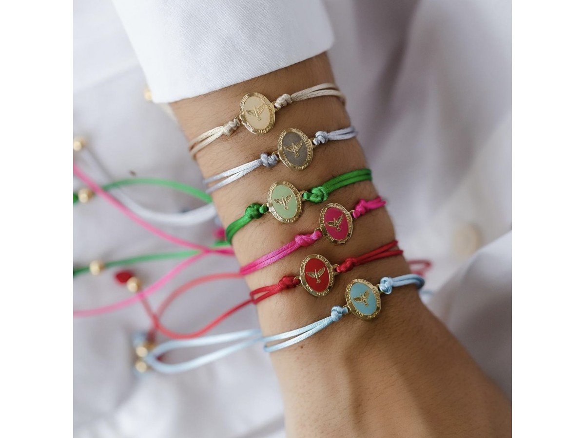 Pulseira Fio de Seda Espírito Santo Banho de Ouro 18k.