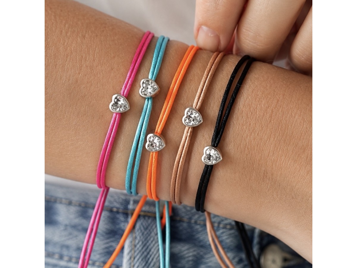Pulseira Coração Cravação Inglesa Fio de Seda Banho de Ouro 18k ou Ródio Branco.