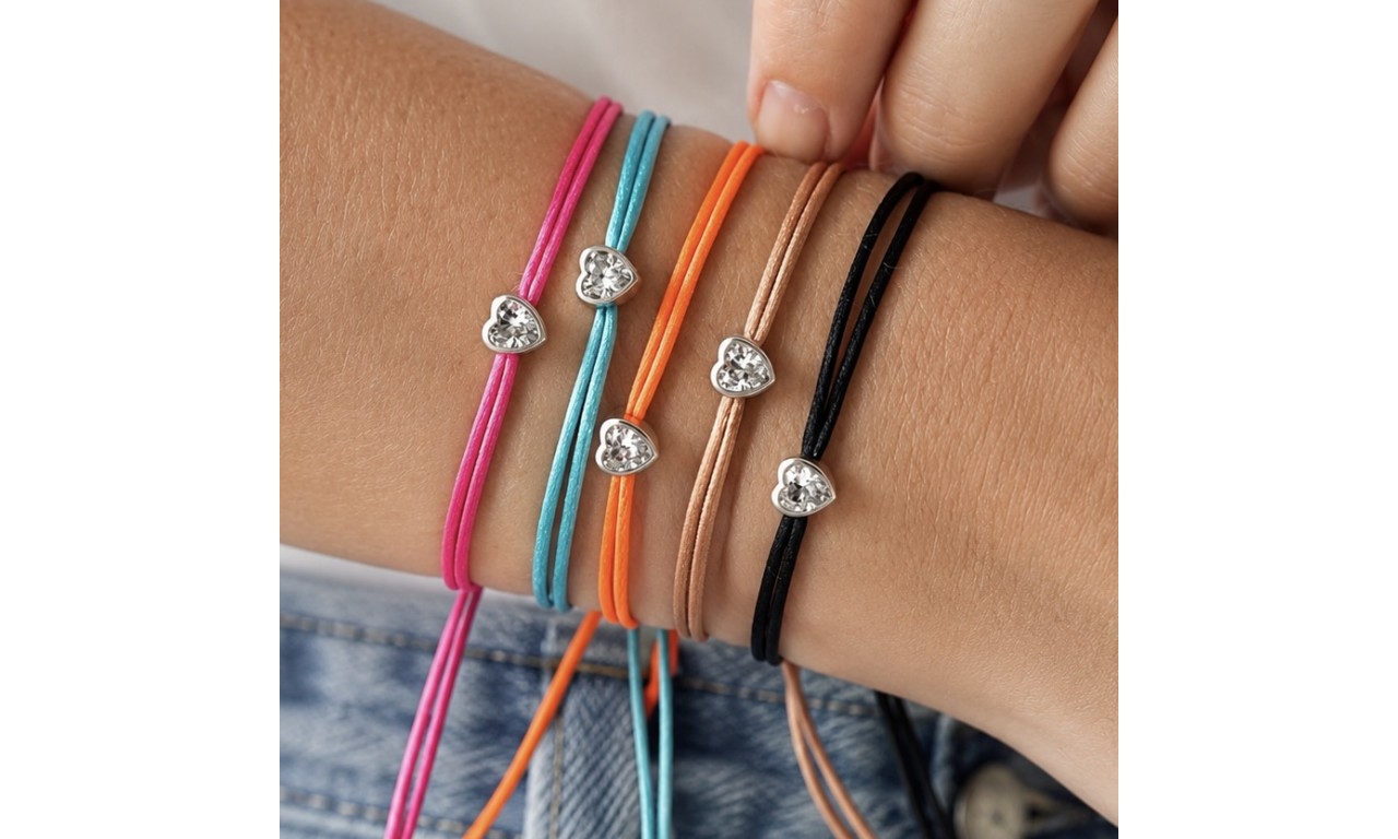 Pulseira Coração Cravação Inglesa Fio de Seda Banho de Ouro 18k ou Ródio Branco.
