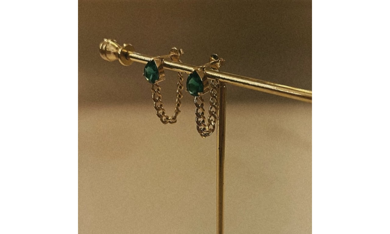 Brinco Gota Esmeralda Corrente Banho de Ouro 18k.