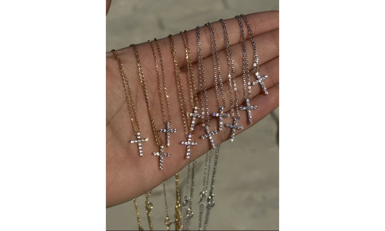 Colar Crucifixo Cravejado Ródio Branco.