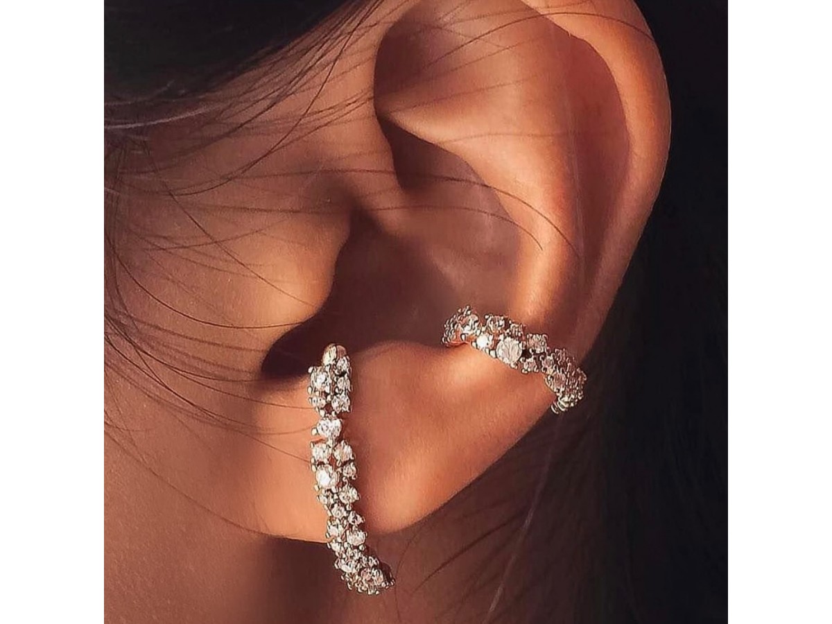 Brinco Ear Hook + Piercing Fake Cravejado.