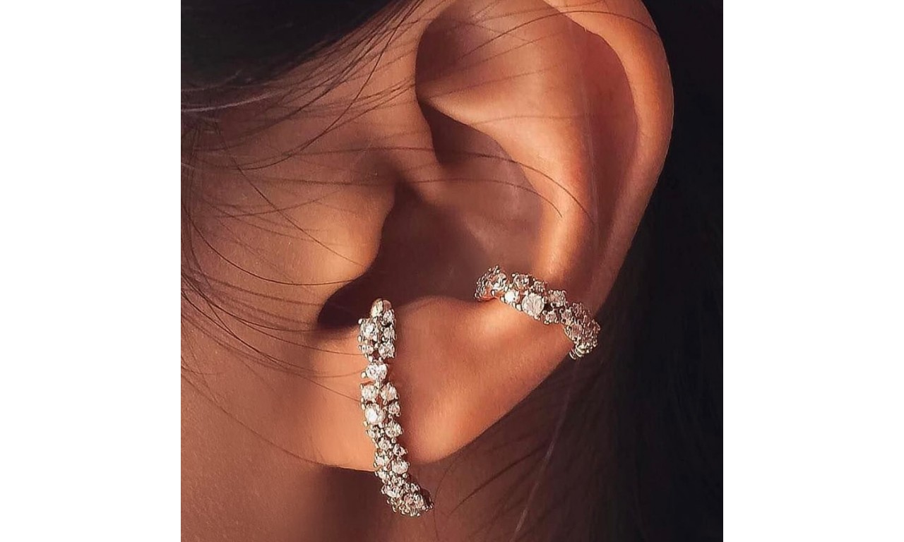Brinco Ear Hook + Piercing Fake Cravejado.
