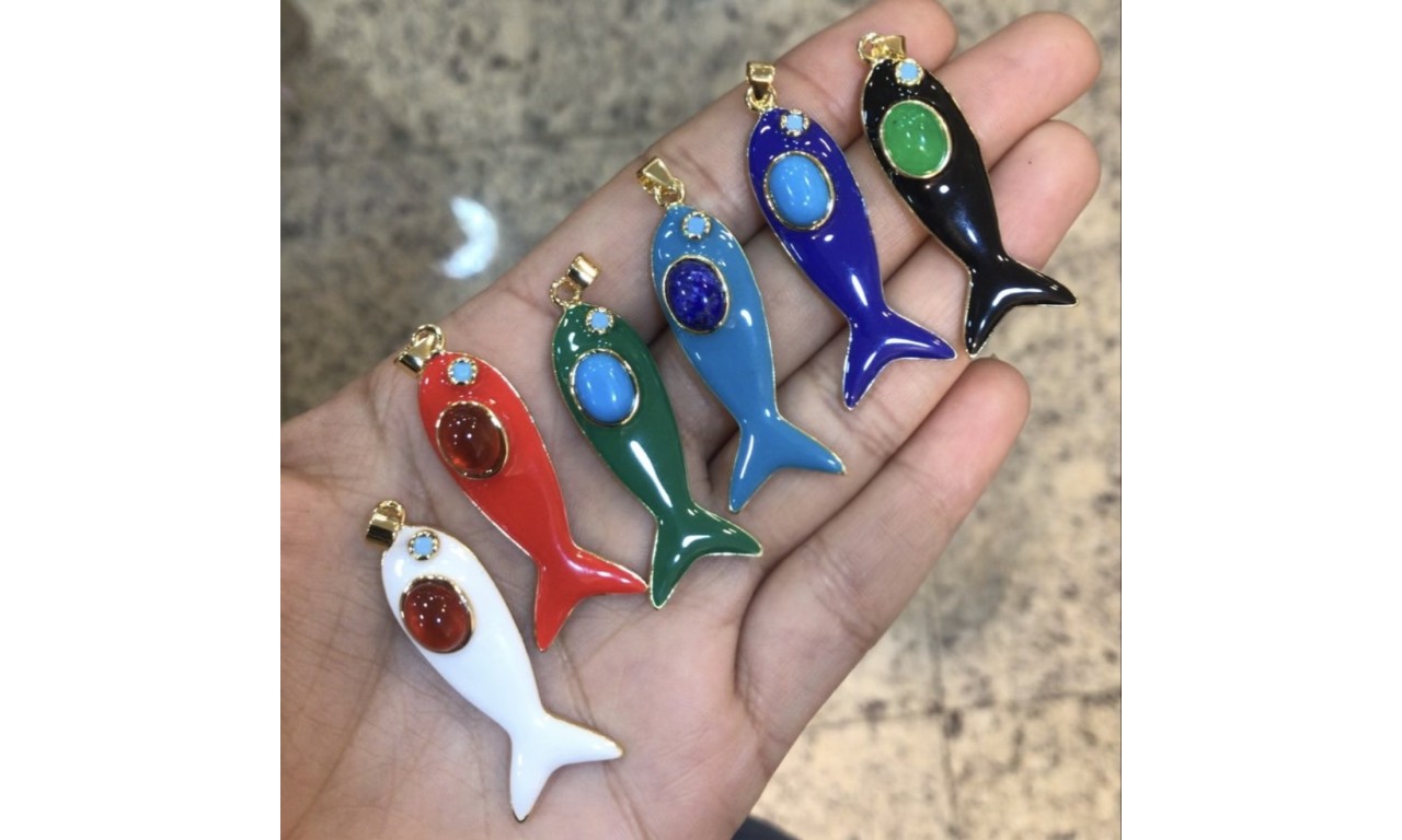 Pingente Peixe Esmaltado Boho Banho de Ouro 18k.