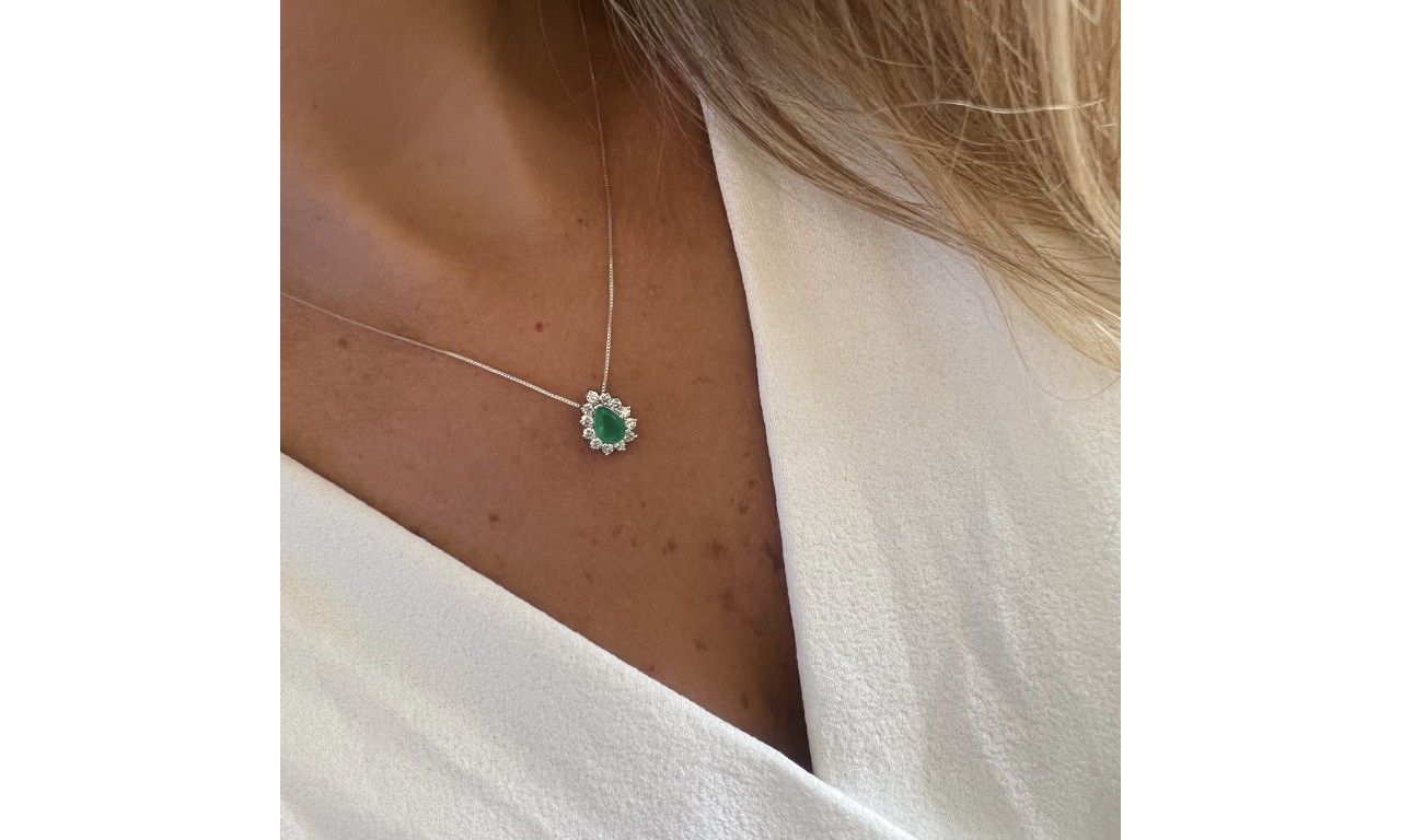 Colar Gota Esmeralda Cravejada Ródio Branco.