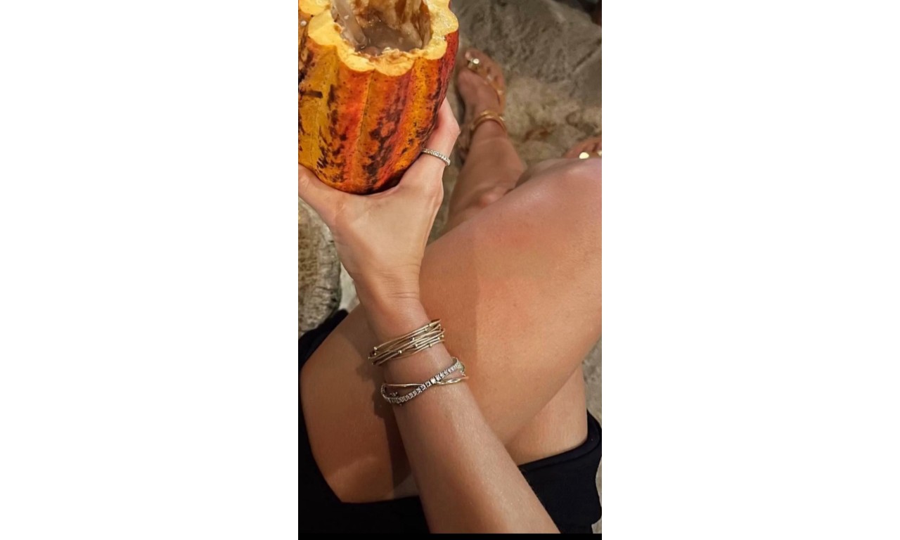 Pulseira Fio de Seda Bolinhas Banho de Ouro 18k ou Ródio Branco.