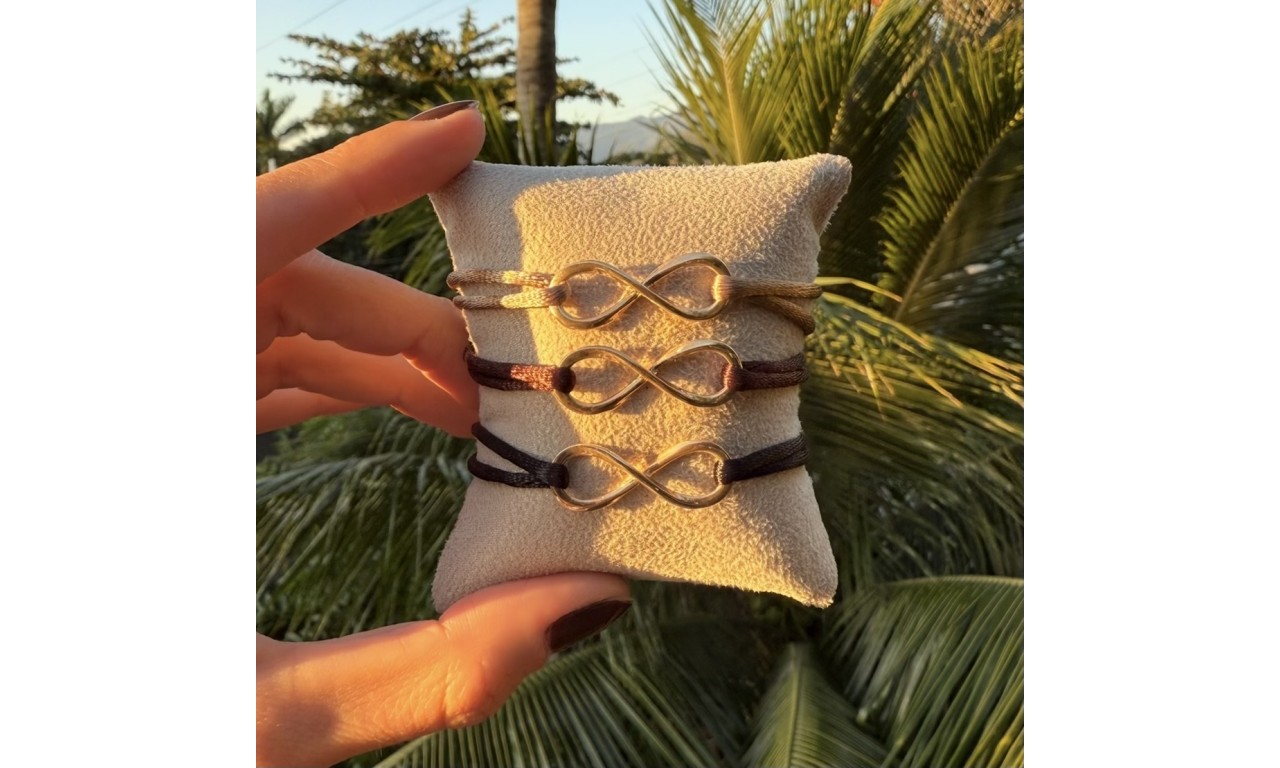 Pulseira Infinito Fio de Seda Banho de Ouro 18k.