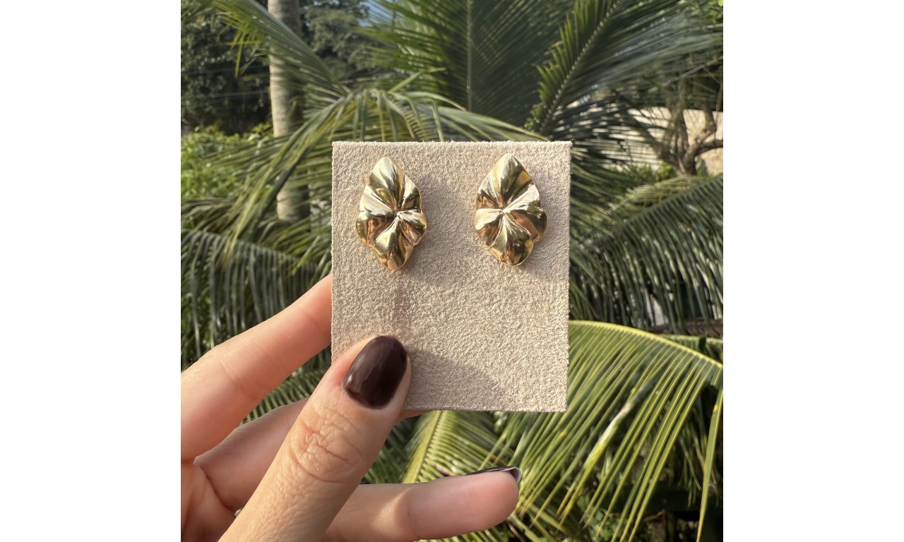 Brinco Pétala Orgânico Banho de Ouro 18k.