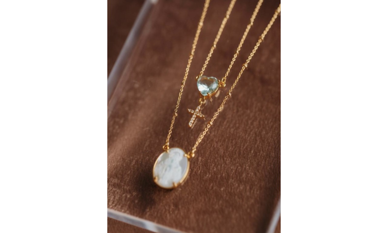 Colar Escapulário Madrepérola Banho de Ouro 18K.