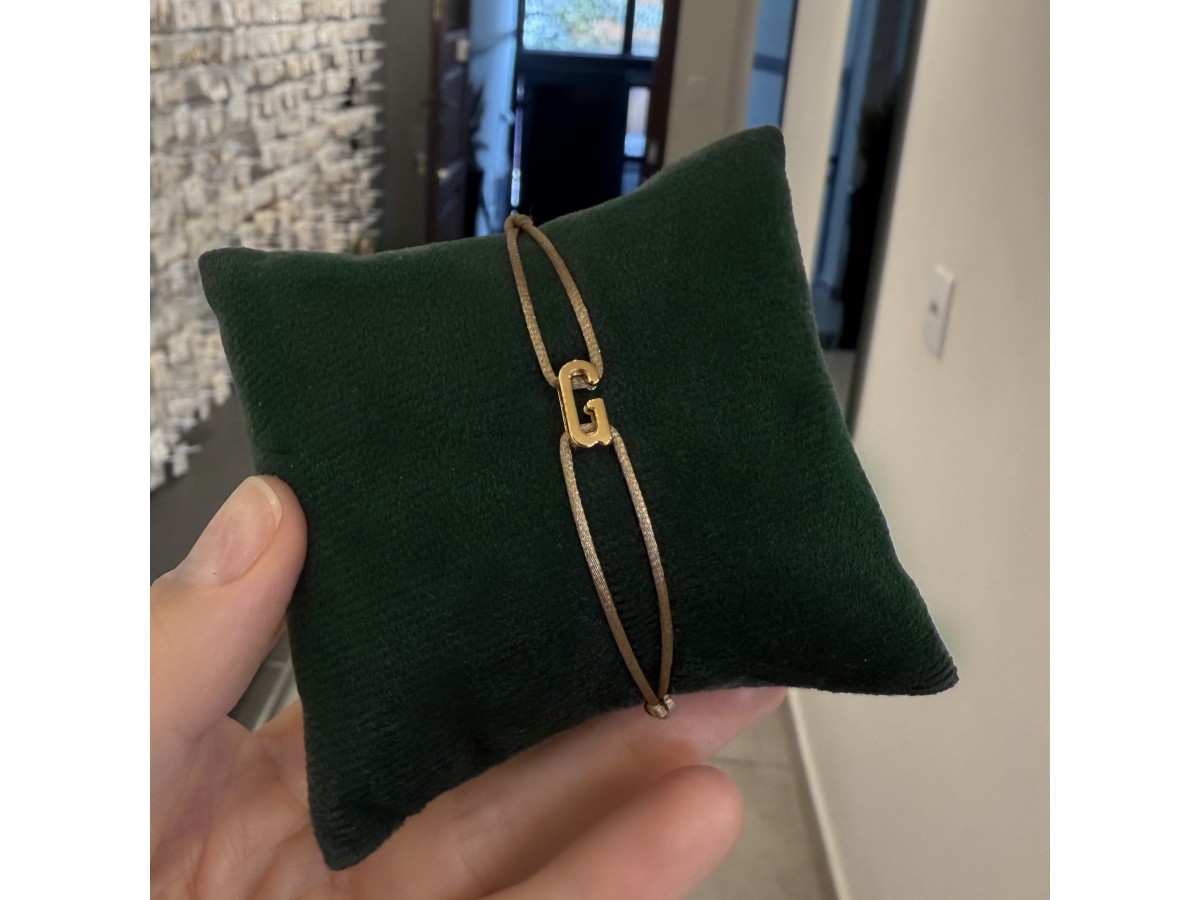 Pulseira Inicial Fio de Seda Banho de Ouro 18k.