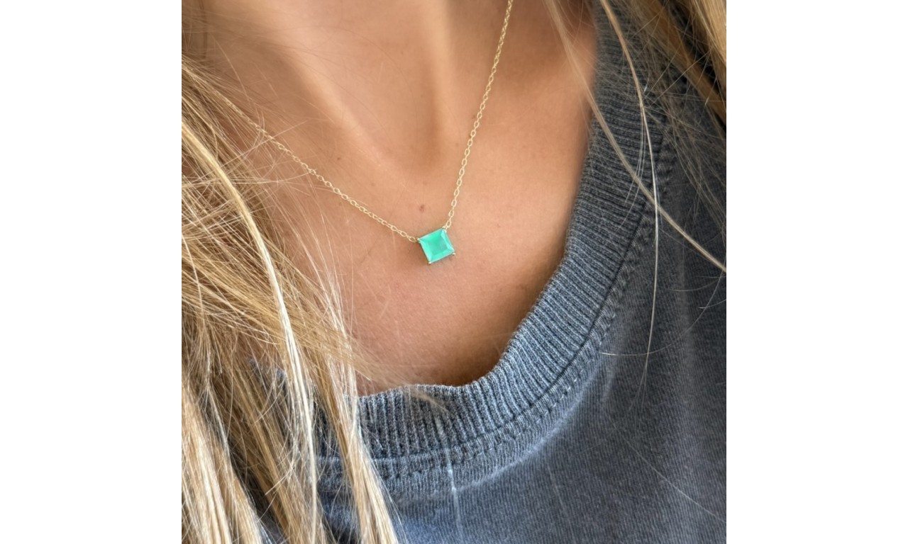 Colar Quadradinho Esmeralda Leitosa Banho de Ouro 18k