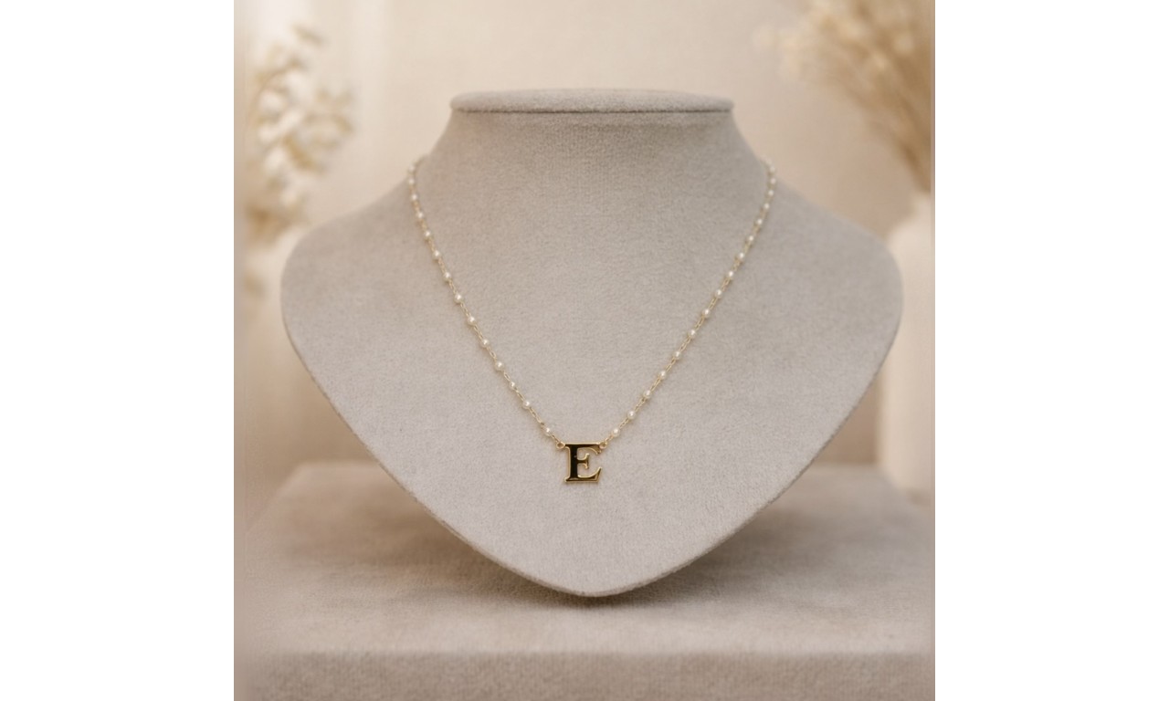 Colar Inicial Pérolas Banho de Ouro 18k.