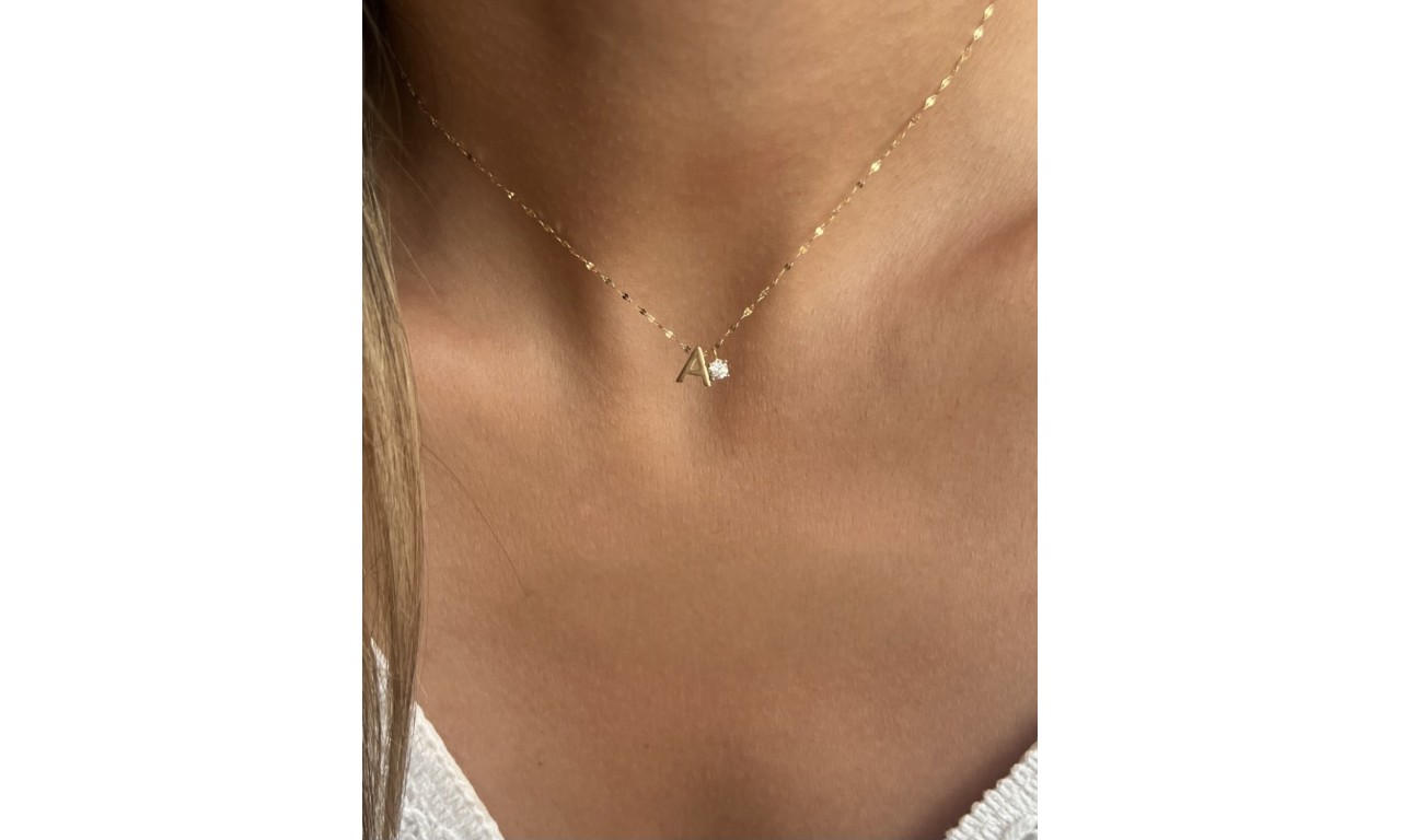 Colar Inicial Ponto de Luz Cristal Banho de Ouro 18k. Colar Inicial Ponto de Luz Cristal Banho de Ouro 18k.