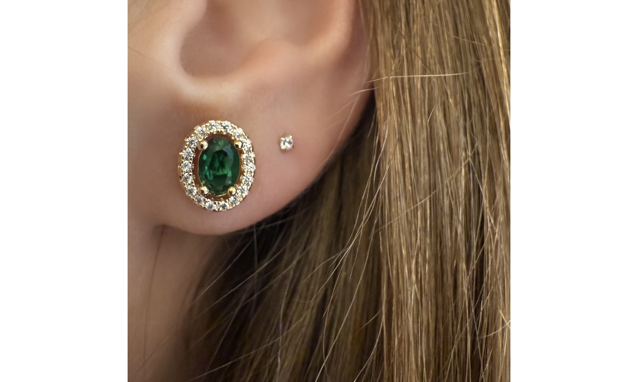 Brinco Oval Cravejado Esmeralda Banho de Ouro 18k