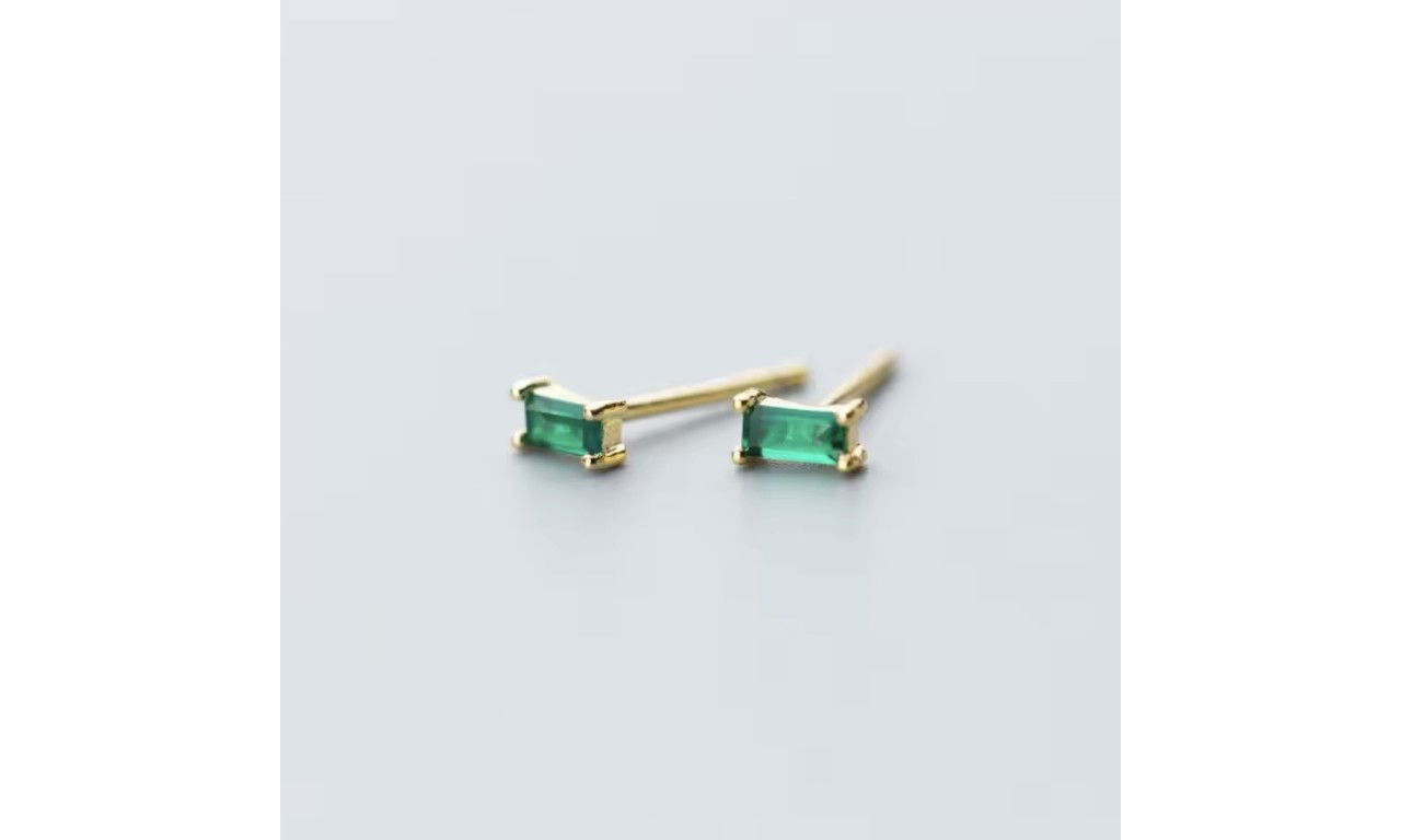 Brinco Baguete Esmeralda Banho de Ouro 18k.