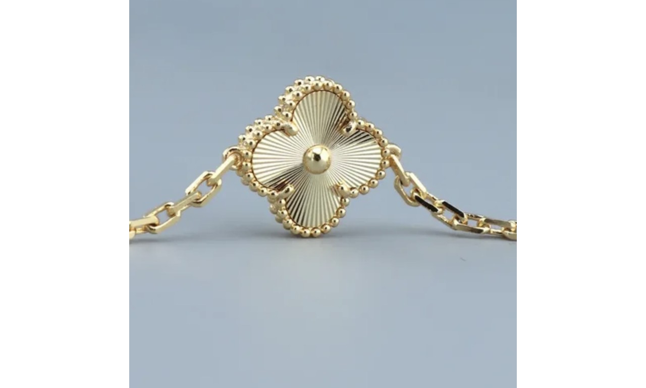 Pulseira Trevo Anatômico Banho de Ouro 18k.