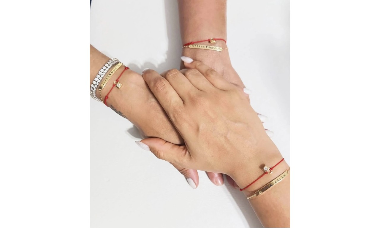 Pulseira Cadeado Vermelha Ponto de Luz Banho de Ouro 18k. Pulseira Cadeado Vermelha Ponto de Luz Banho de Ouro 18k.