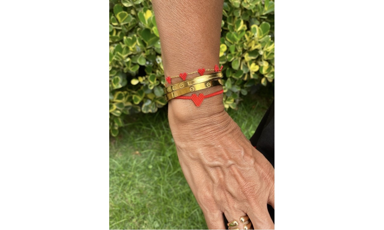 Pulseira Coraçoes Feito a Mão Banho de Ouro 18k.