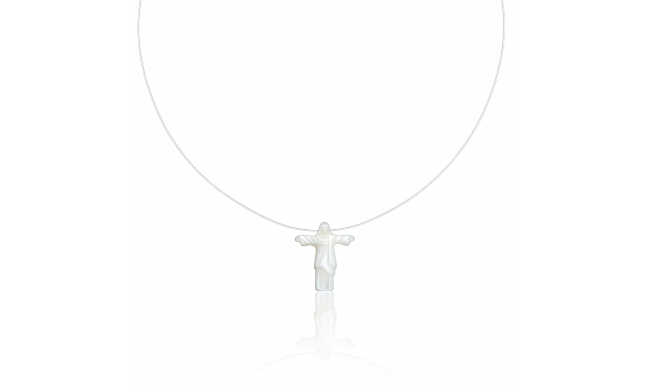 Colar Cristo Madrepérola Fio de Nylon Banho de Ouro 18k.