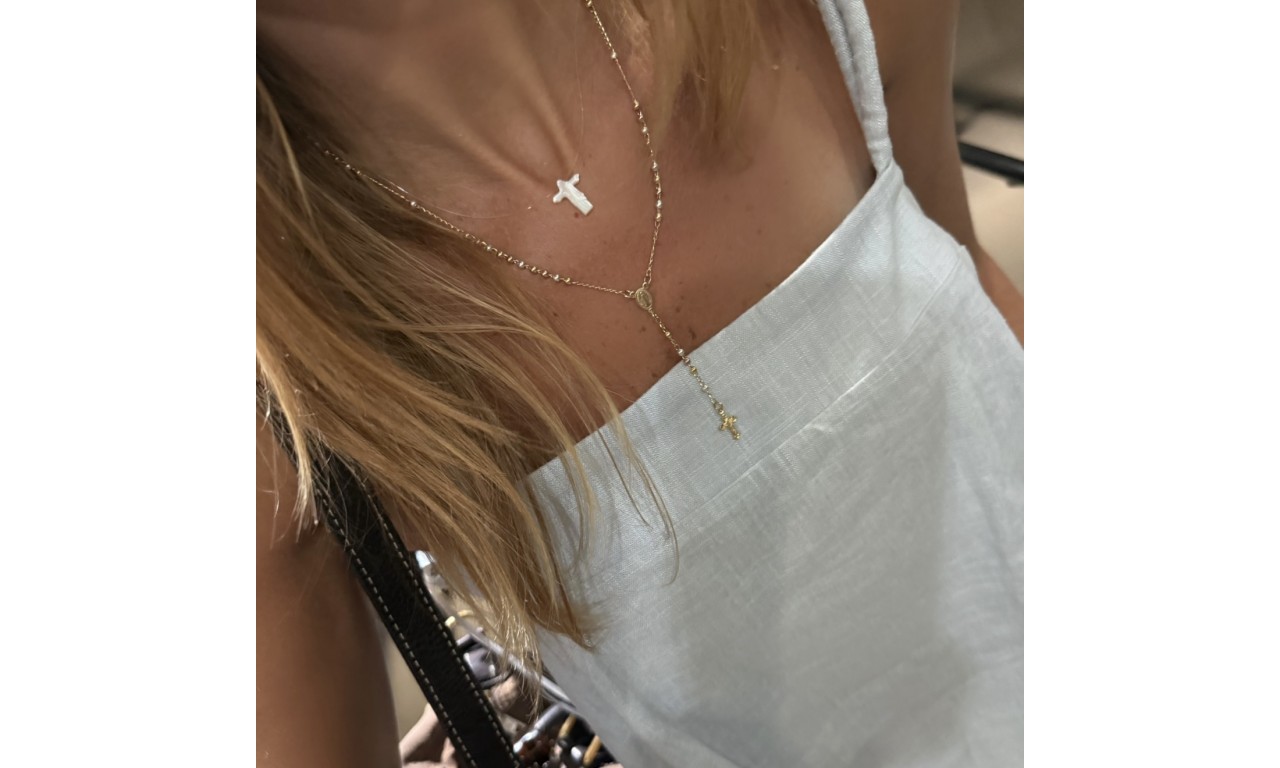 Colar Cristo Madrepérola Fio de Nylon Banho de Ouro 18k.