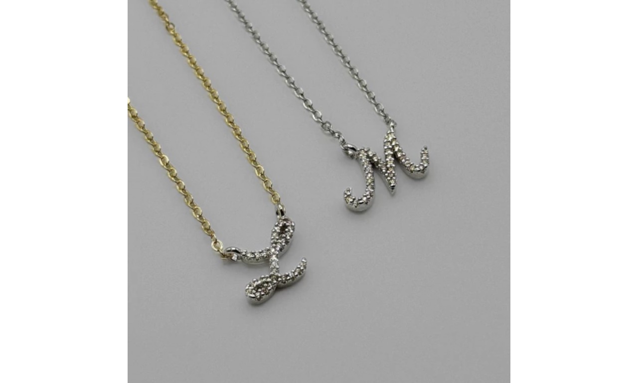 Colar Inicial Itálico Cravejado Banho de Ouro 18k. Colar Inicial Itálico Cravejado Banho de Ouro 18k.