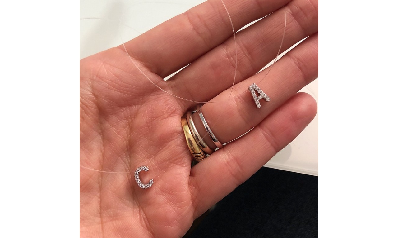 Colar Inicial Micro Cravação Nylon Ródio Branco.