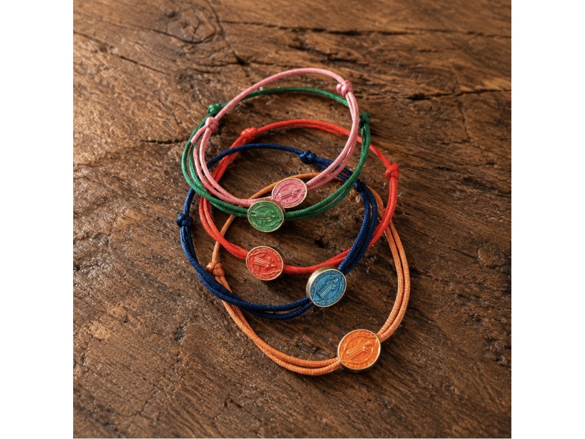 Pulseira Nossa Senhora Fio de Seda Banho de Ouro 18k.
